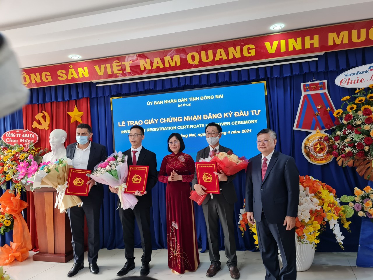 hinh anh trao GCNĐKĐT.jpg