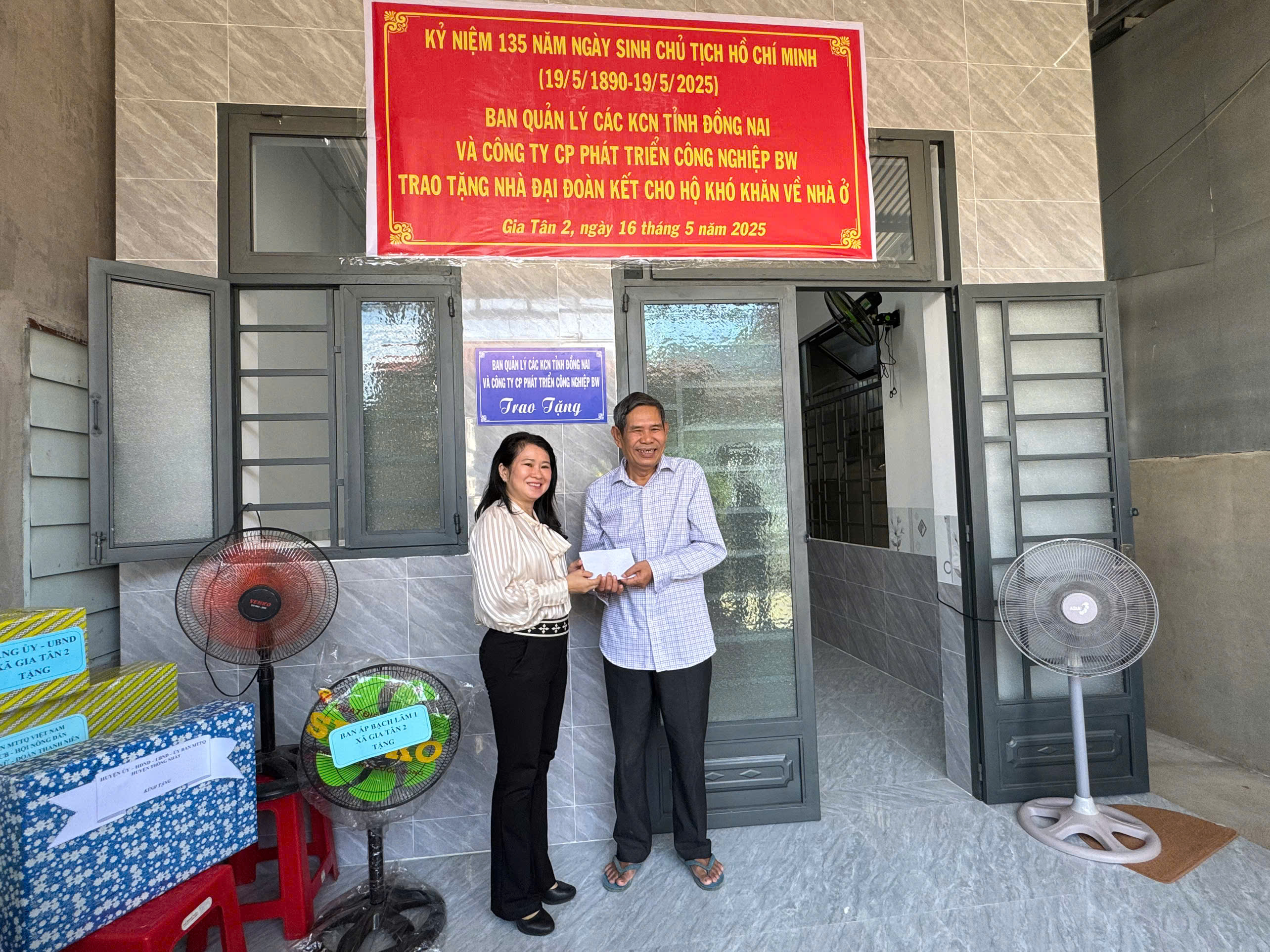 chị Nương trao nha.jpg